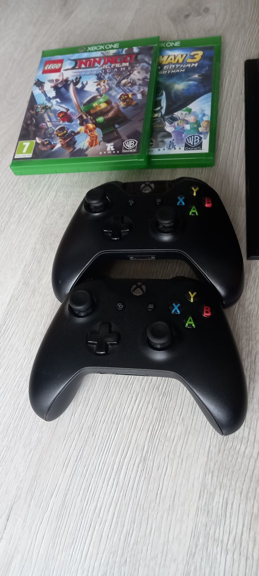 Xbox One X 1tb w zestawie dwa pady i dwie gry