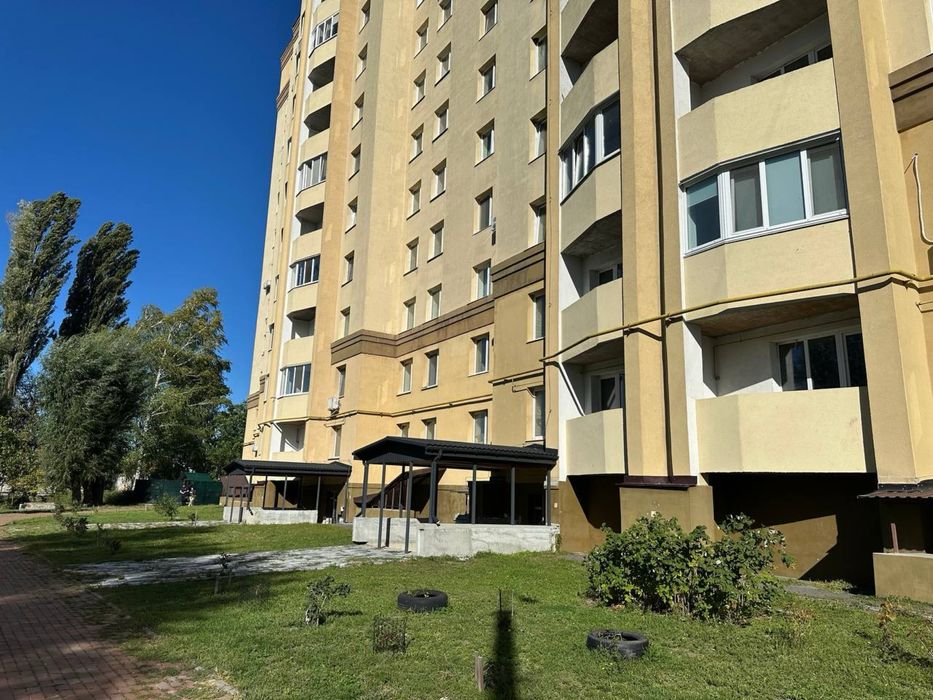 Здається в оренду цьокольне приміщення, окремий вхід з фасаду