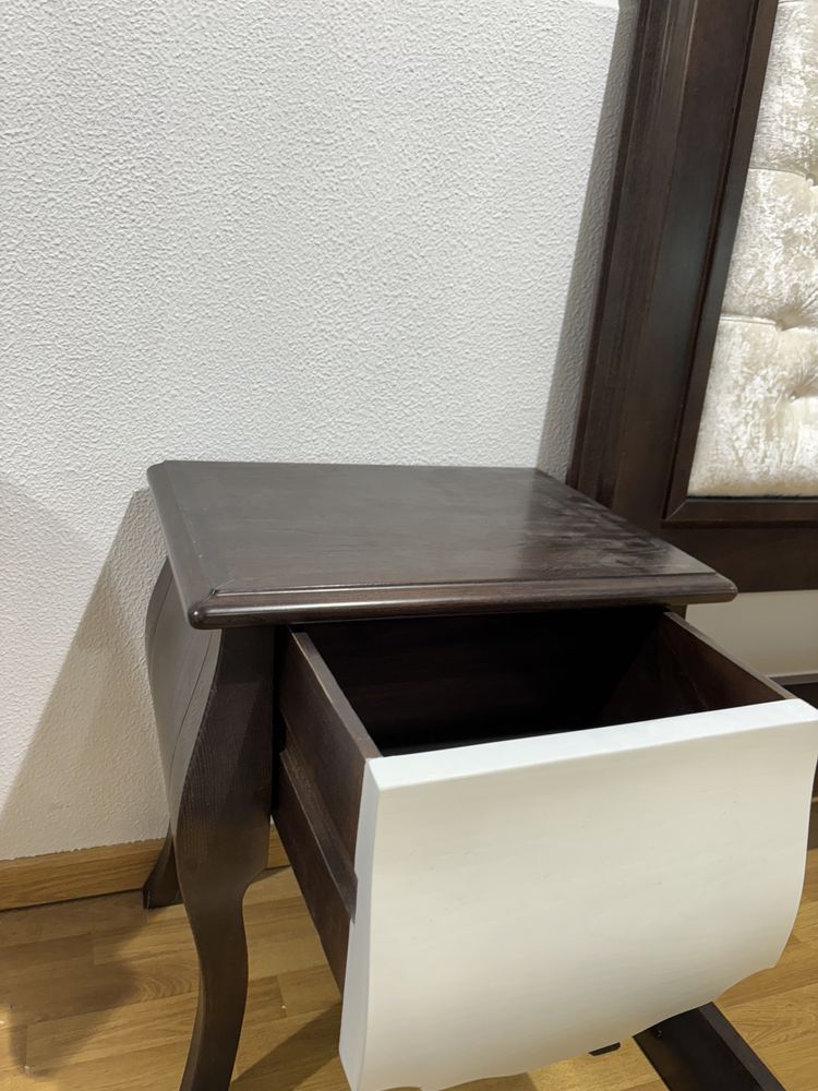 Conjunto cama e mesas de cabeira