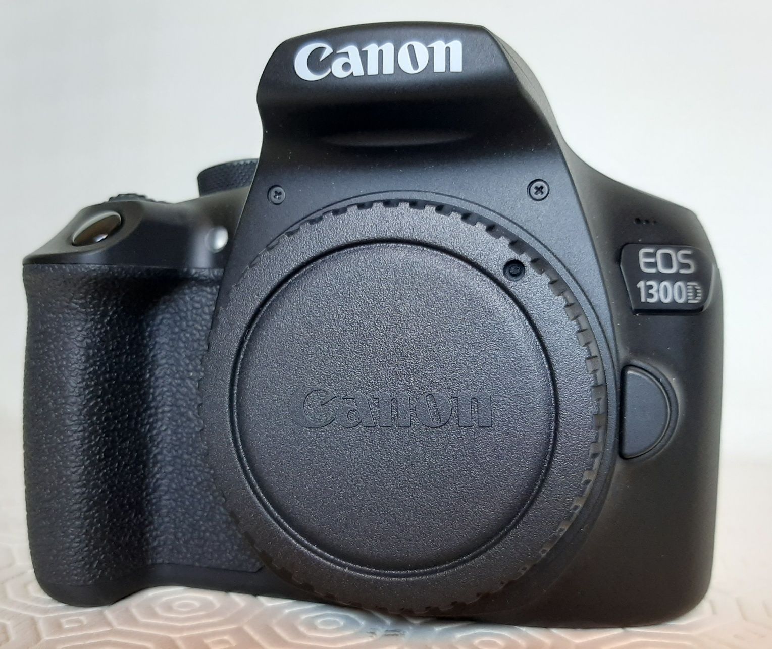 Canon EOS 1300D com lente 18-55mm IS II - NOVA