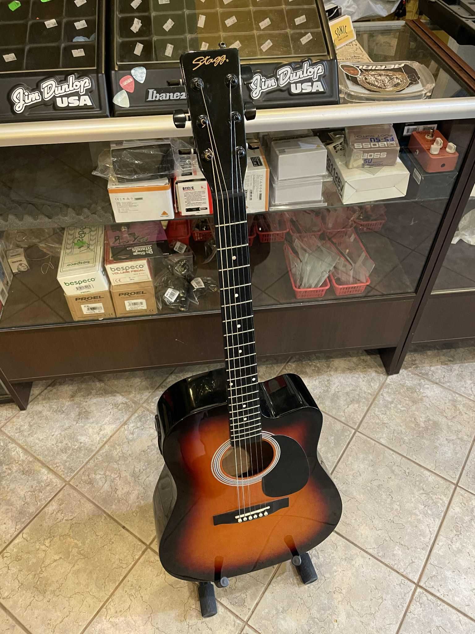 Gitara elektro akustyczna STAGG + pokrowiec