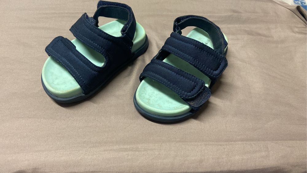 Chinelo, sandalia, sapatilhas e 1 casaco