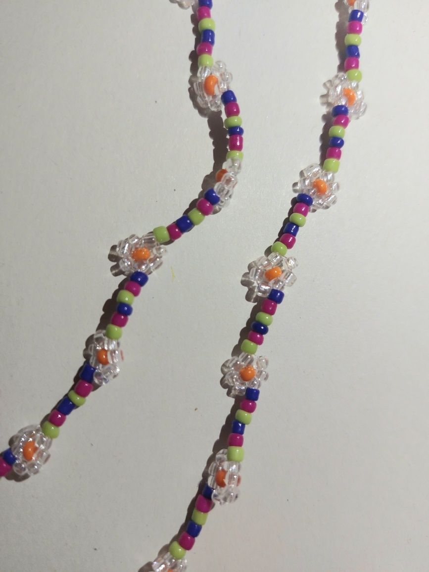 Naszyjnik z kwiatuszkami z koralikòw Hande Made