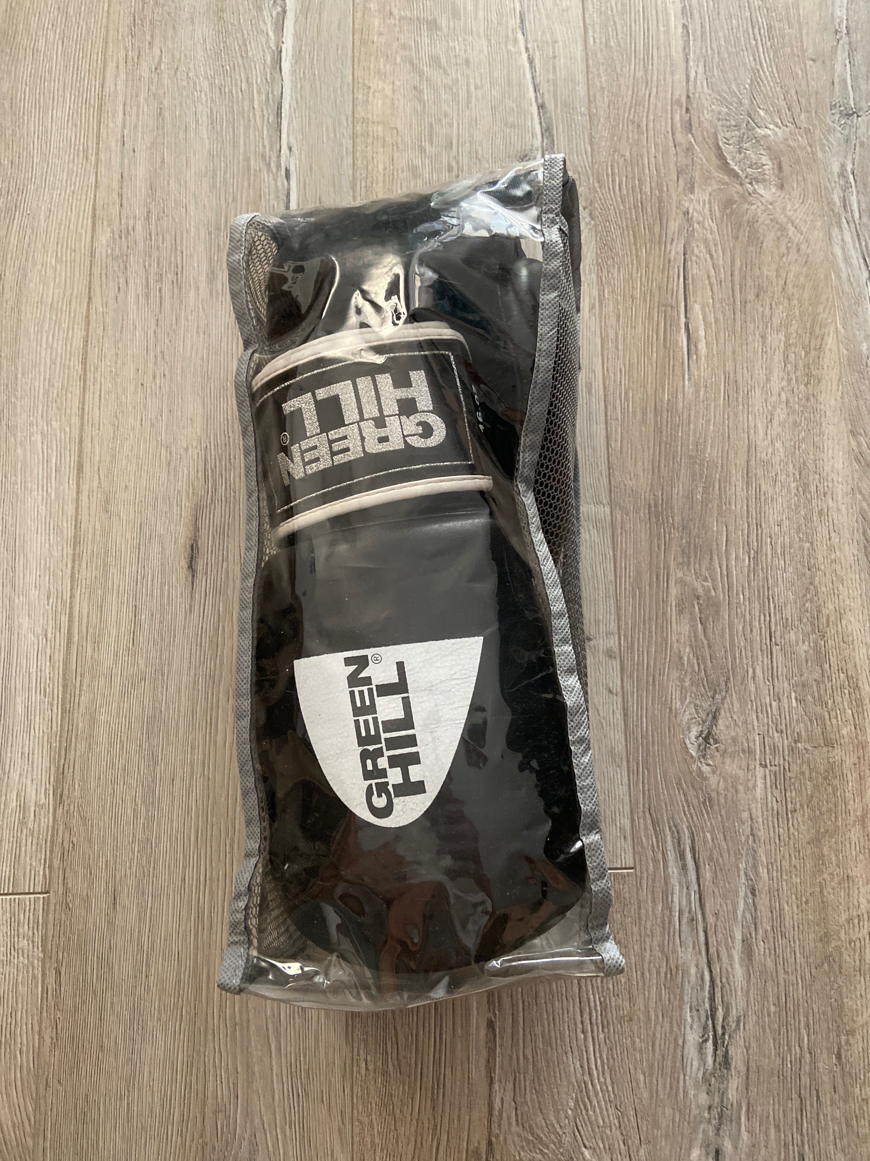 GREEN HILL, Boxing Gloves "TIGER" Color: Black, Size: 16 OZ
