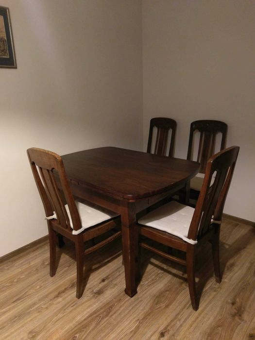 Stół retro z krzesłami