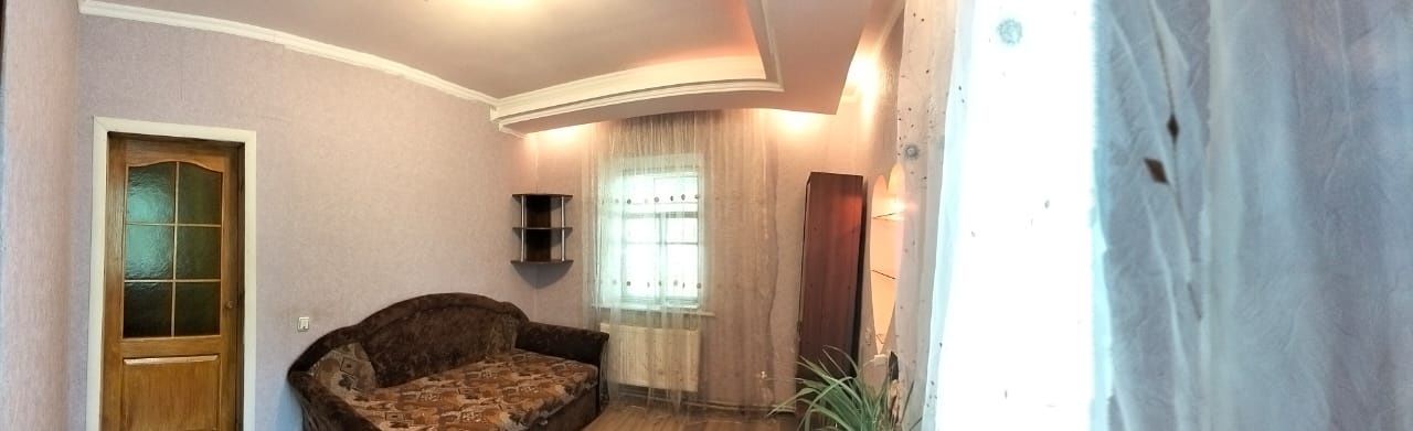 Будинок у центрі Бобринця з гостьовим будиночком та гаражем