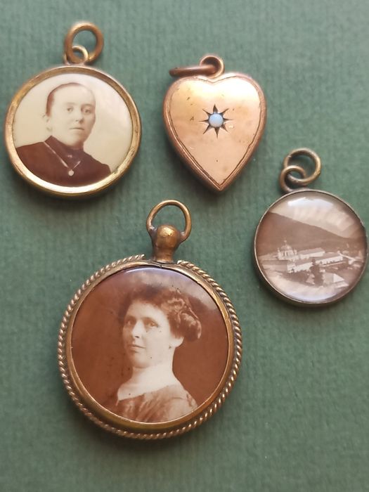 Zestaw starej biżuterii- wisiorki (zawieszki) - zdjęcia