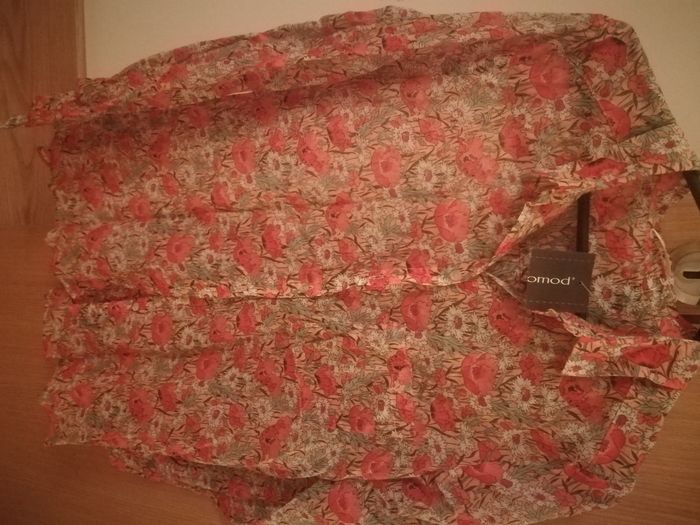 Camisa com padrão de flores