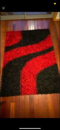 Carpete vermelha e preta