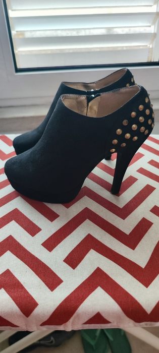 Botim preto com efeito calcanhar