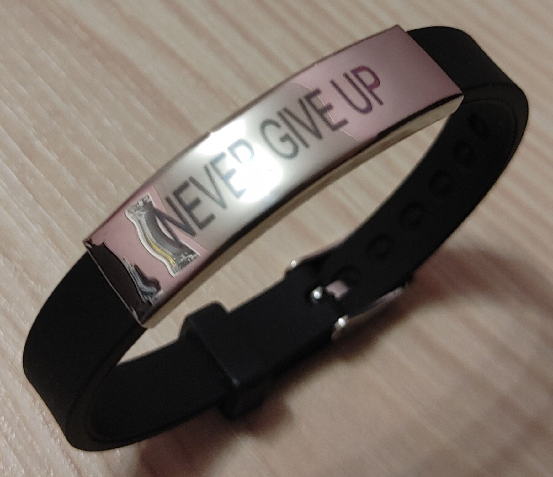 Bransoleta z wygrawerowanym napisem NEVER GIVE UP