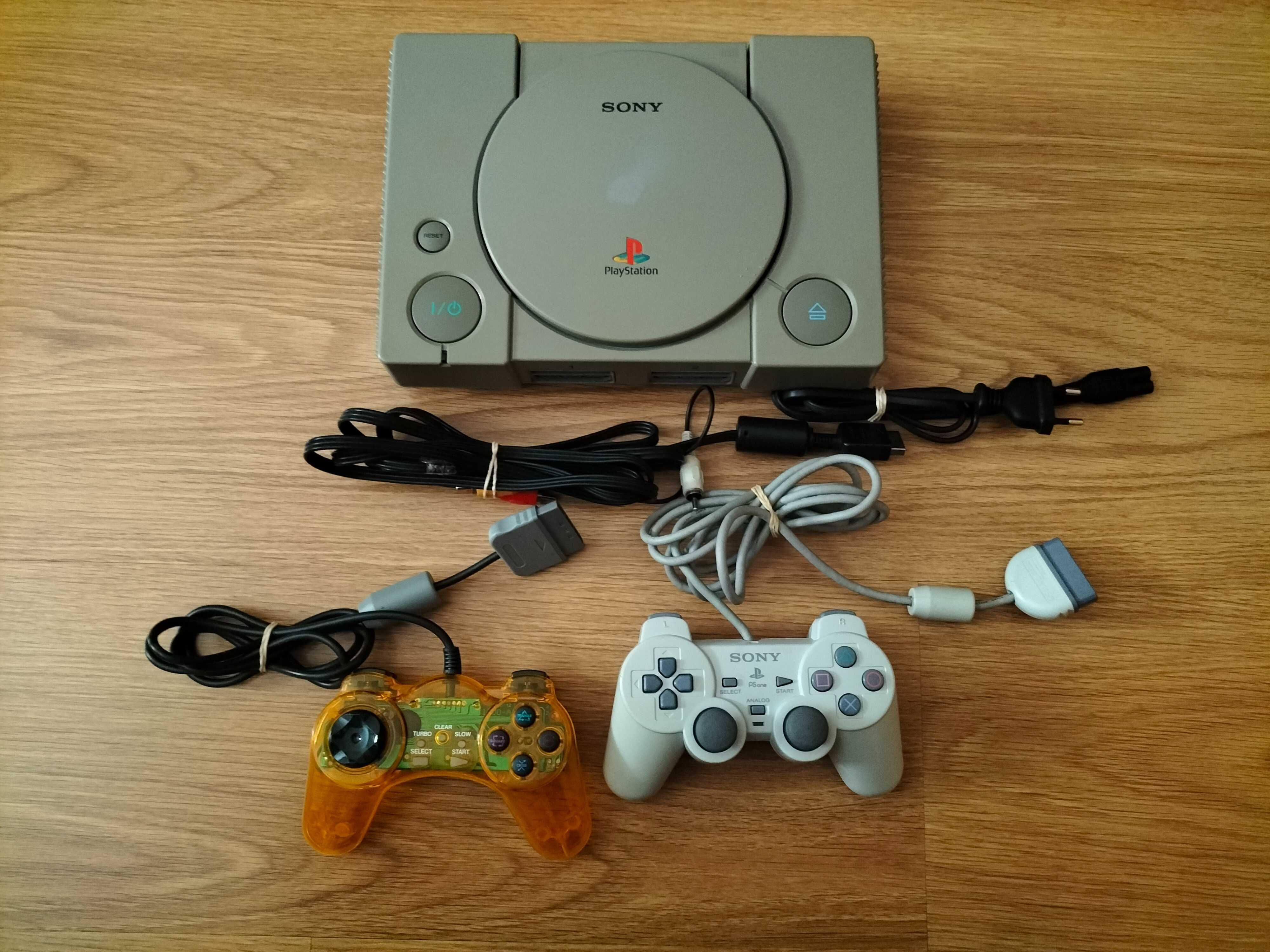 Playstation 1 + cabos + comandos