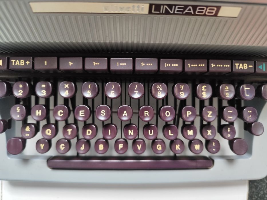 Máquina de escrever Olivetti Línea 88