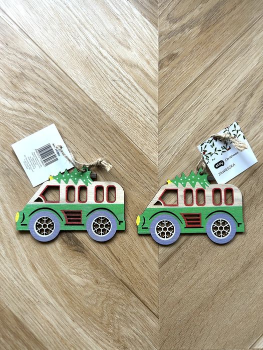Zestaw 2 drewnianych zawieszek świątecznych samochody z choinką