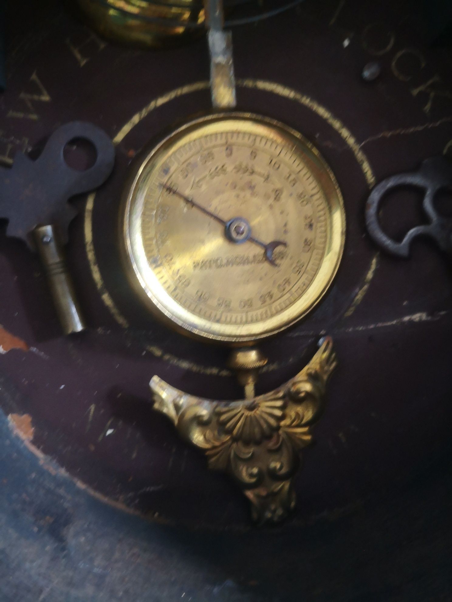 Relógio de Parede com pendulo em forma de Oito
