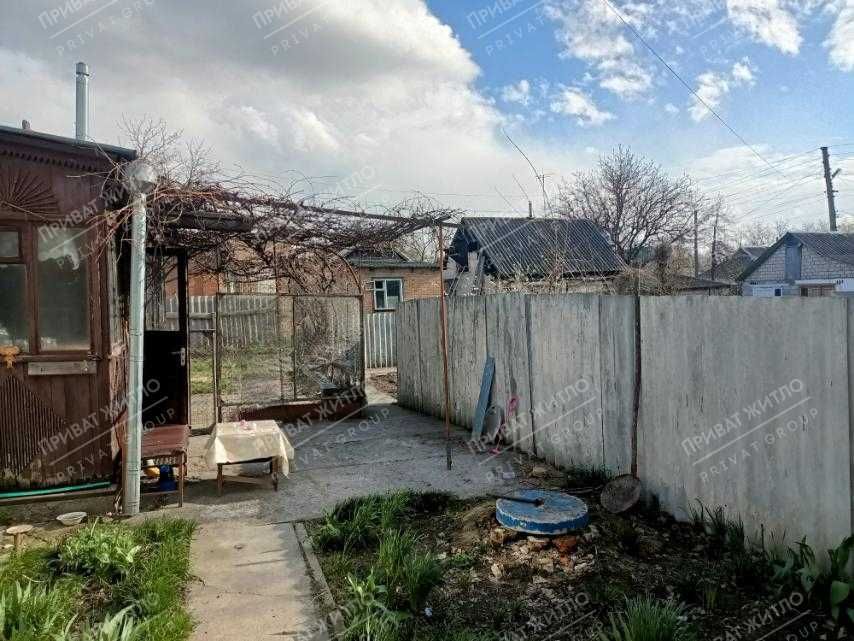 Частина будинку з окремим двором біля річки.