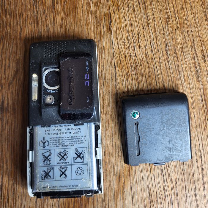 Stara komórka Sony Ericsson ¹⁹³