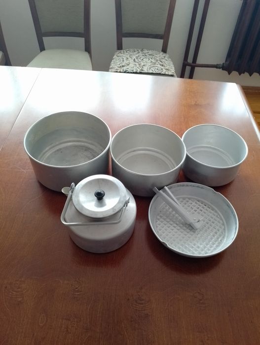 Aluminiowe garnki: rondle, patelnia, czajnik