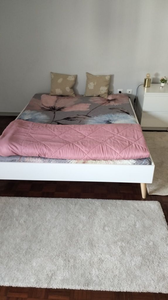 Quarto com varanda, para alugar junto à estação de comboios Corroios