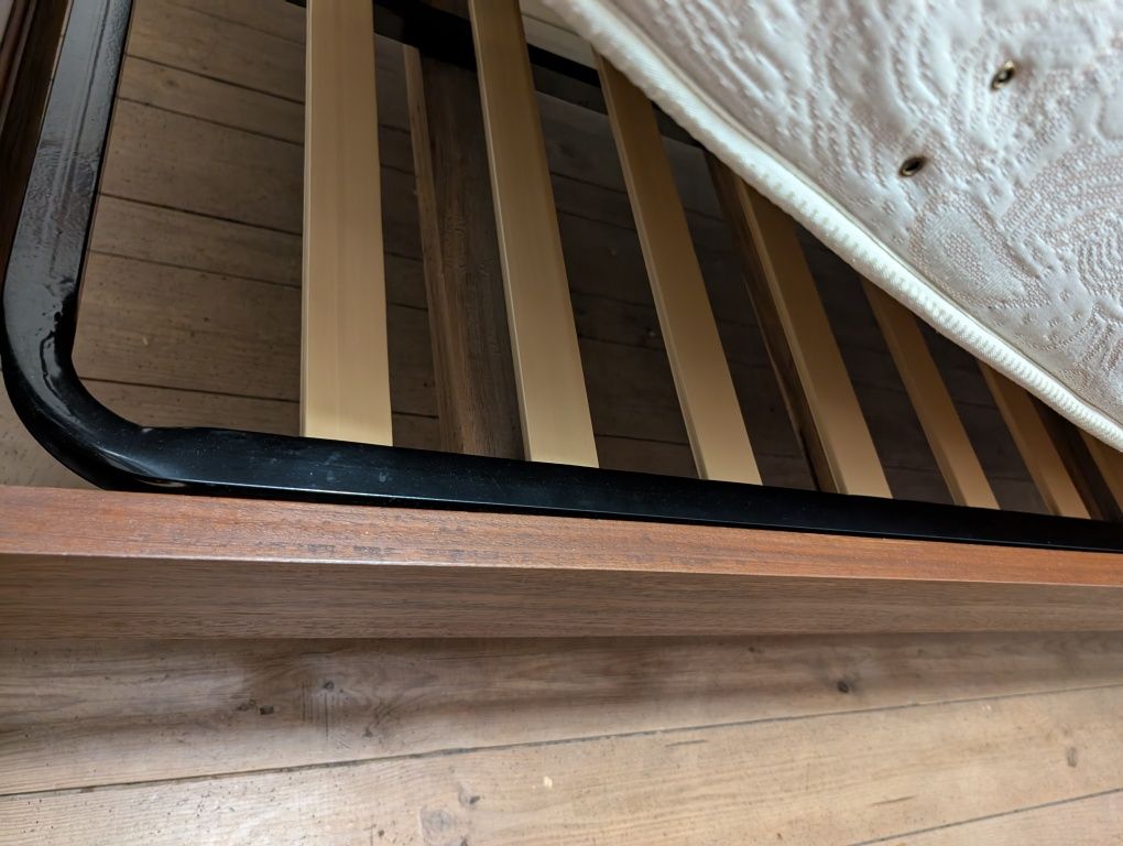 Quarto em Madeira (cama 135x185 c/estrado novo)