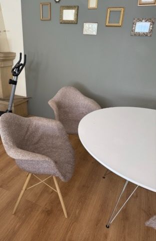 Stół okrągły z krzesłami, fotelami