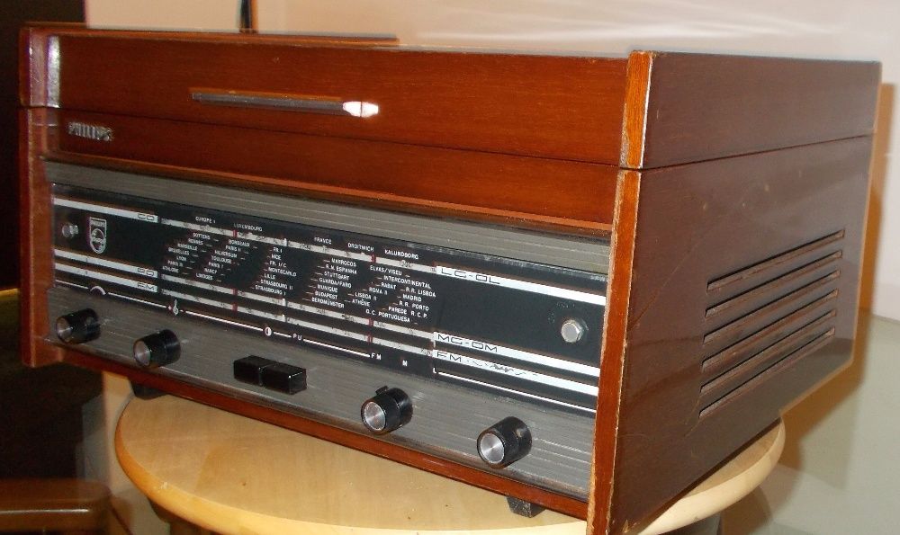 Rádio PHILIPS c/gira-discos, de 1965