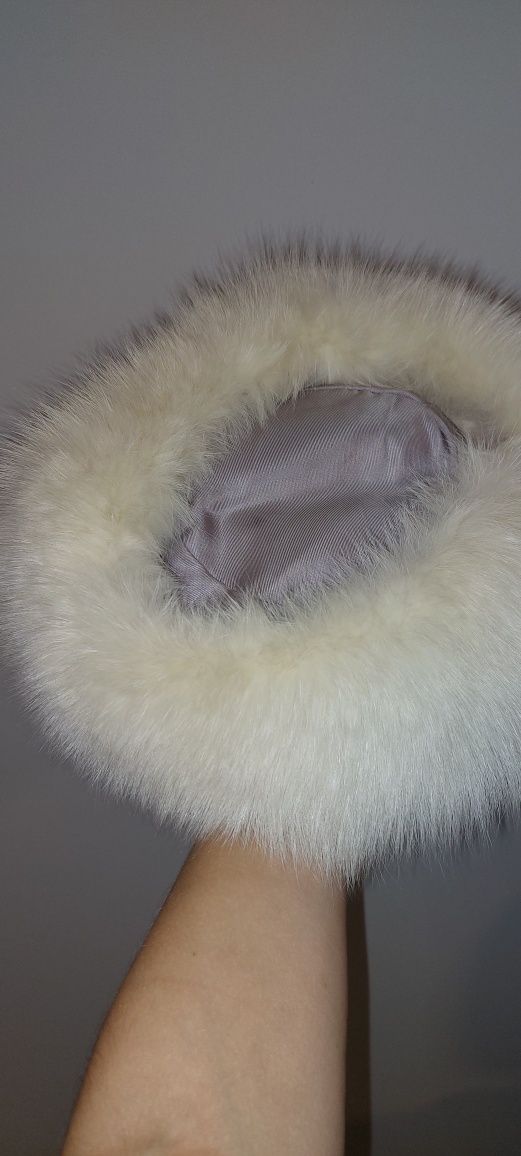 Oryginalna czapka biały lis ręcznie wykonana