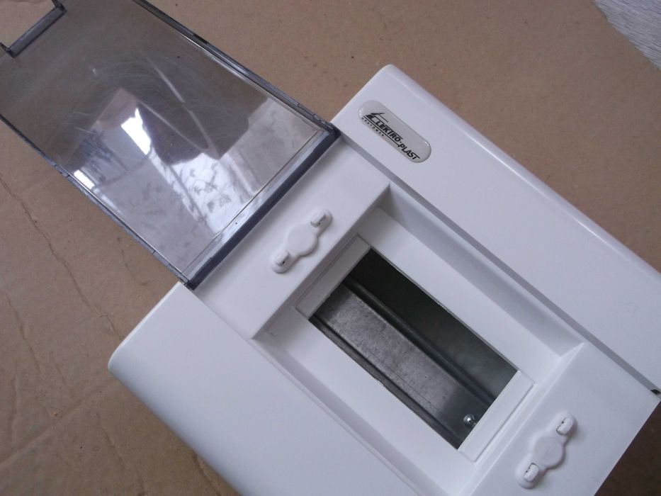 Wyłączniki oświetleniowe, skrzynka rozdzielcza, bezpieczniki topikowe