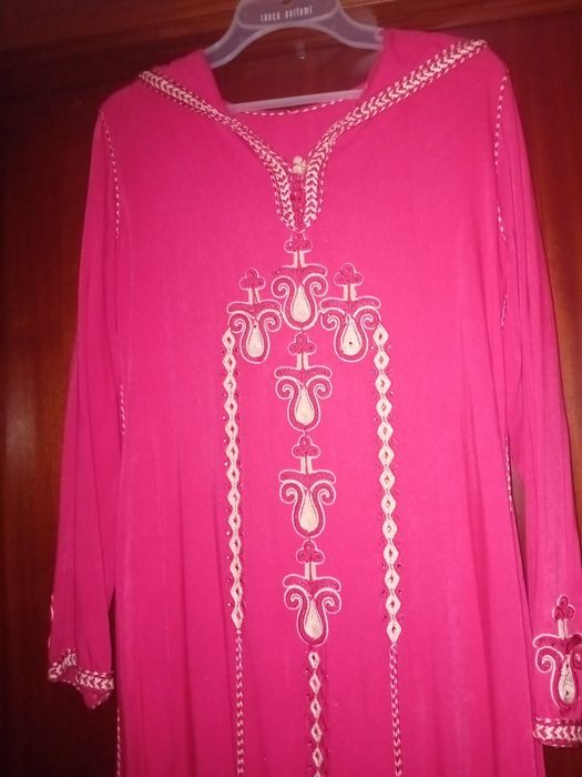 Vestido comprido com carapuço