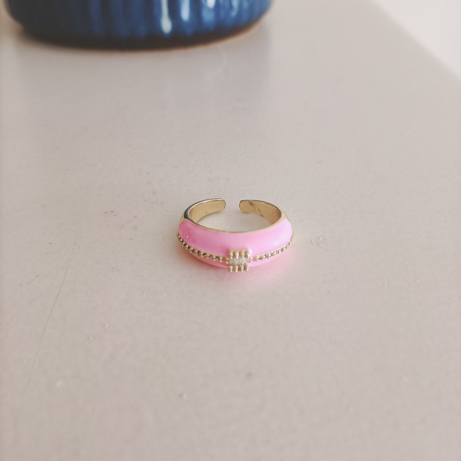 Anel rosa em esmalte e latão.