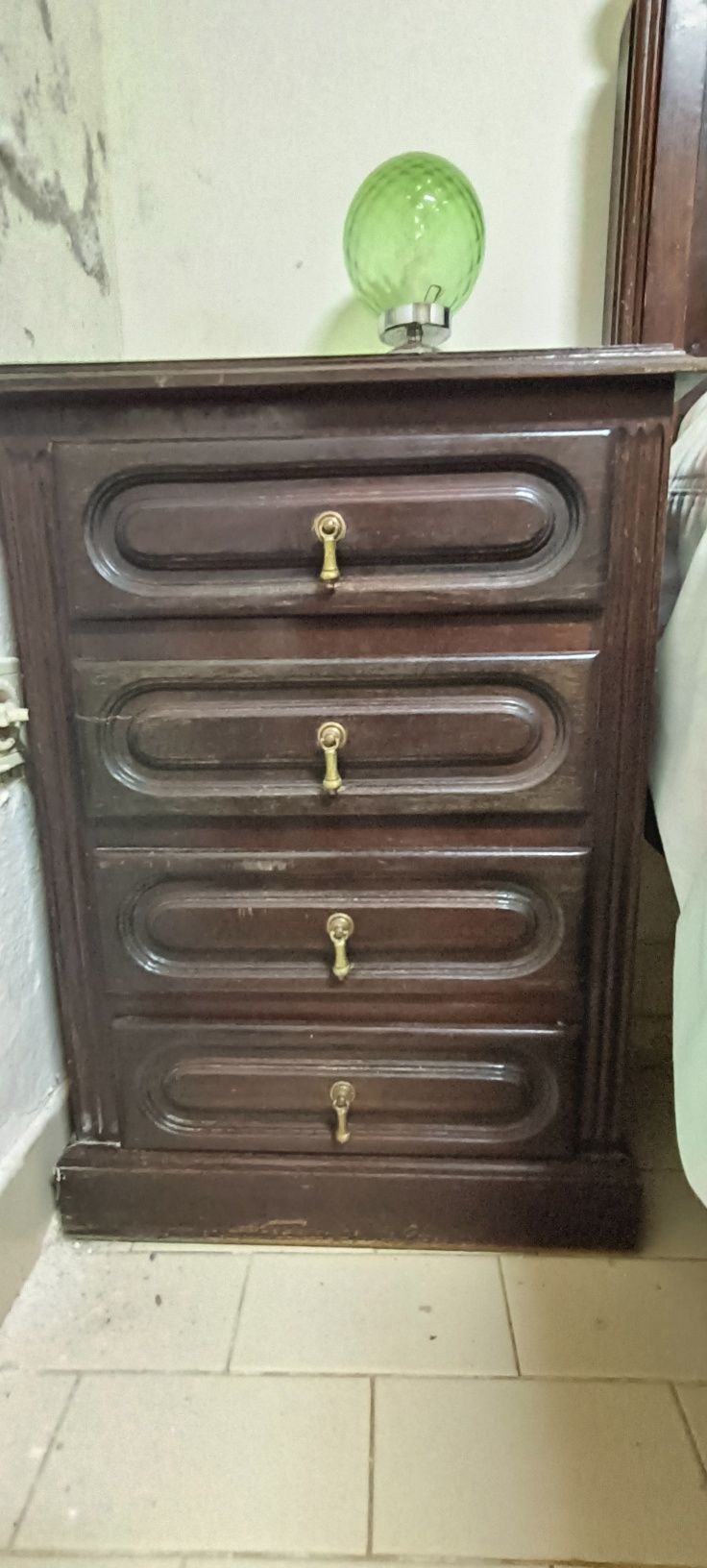 Cama de 120cm com mesa de cabeceira