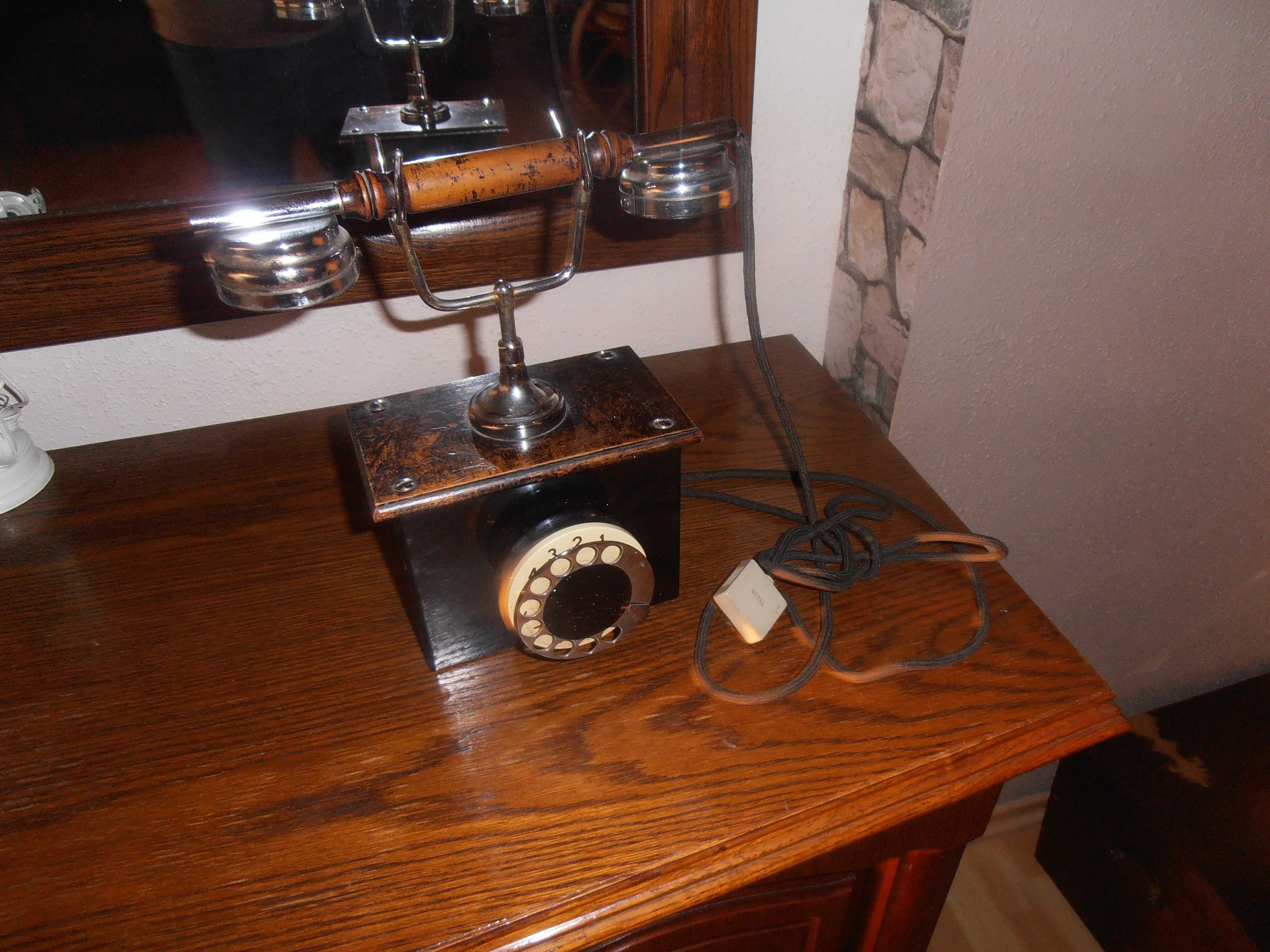 Stary zabytkowy telefon