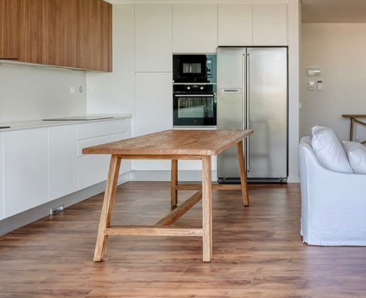 Mesa de madeira maciça 180x90x75 semi nova