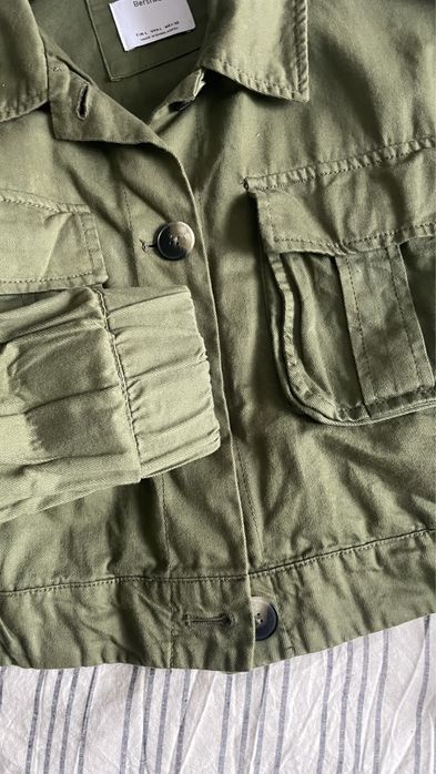 Оливковий жакет жіночий Bershka