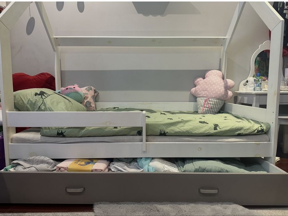 Łóżko domek z barierką, szufladą i materacem – białe/szare