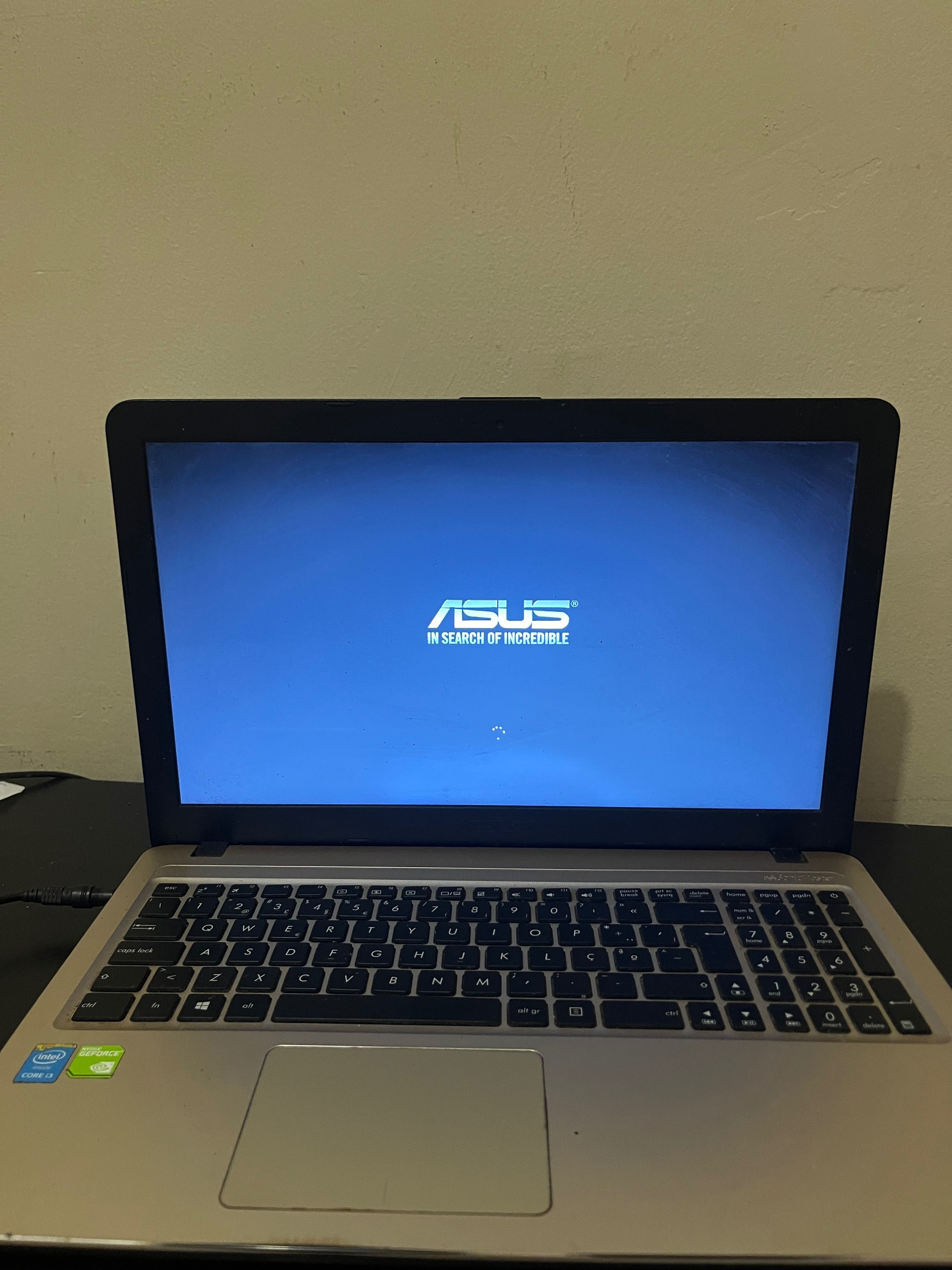 Portátil Asus a funcionar na perfeição