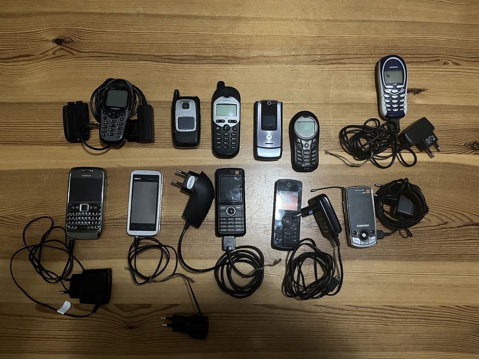 Zestaw telefonów komórkowych