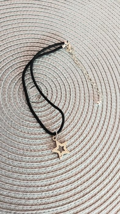 Naszyjnik choker z zawieszką.