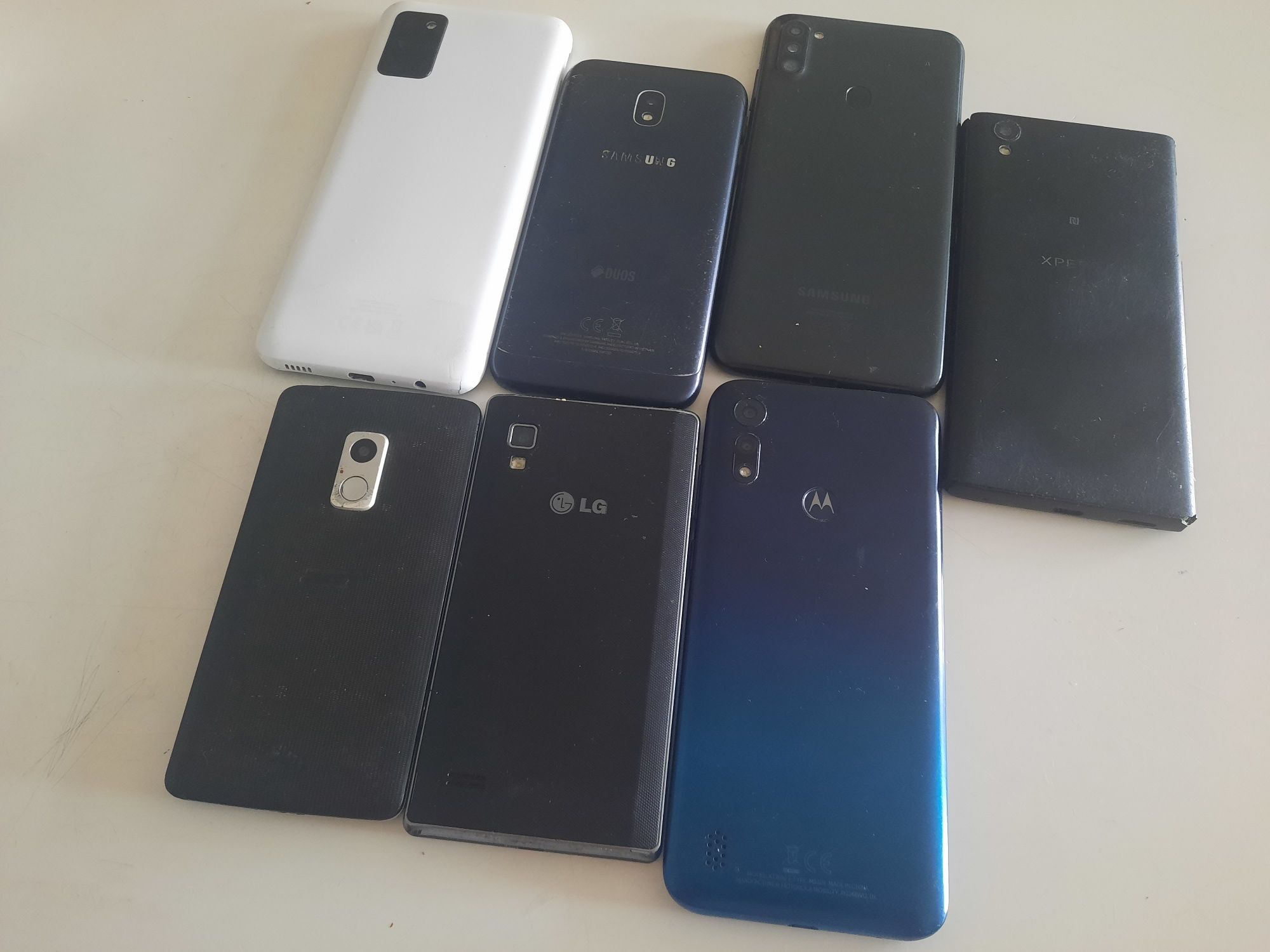 Sprzedam siedem telefonów. Uszkodzone wyświetlacze