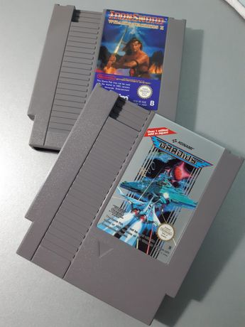 Dois jogos para a Nintendo NES: Gradius (Konami) e IronSword (Acclaim)