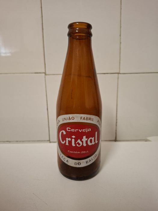 Garrafa vazia antiga de cerveja Cristal