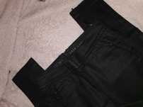 Woskowane czarne skinny jeans z suwakiem na tyle