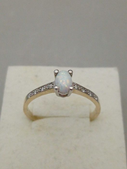 Złoty pierścionek z opalem i cyrkoniami 1,80 g