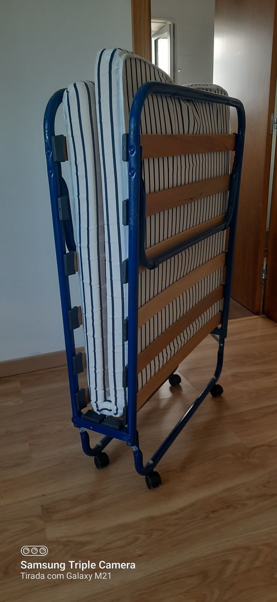 Vendo cama dobrável com colchão