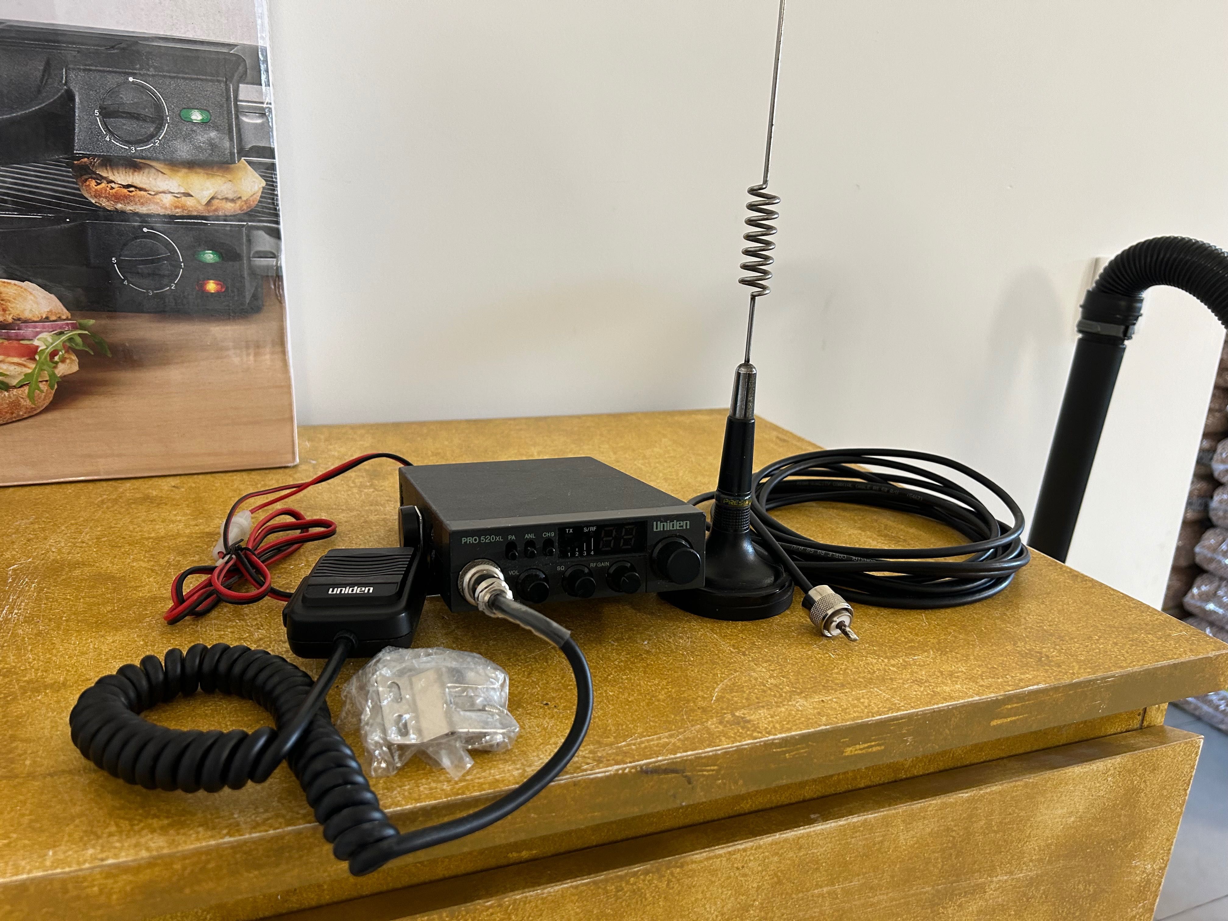 CB Radio Uniden + Antena President