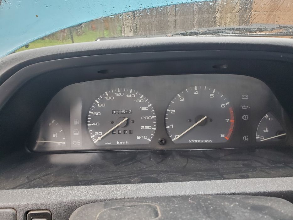 Продам Mazda 323 1.6 injection