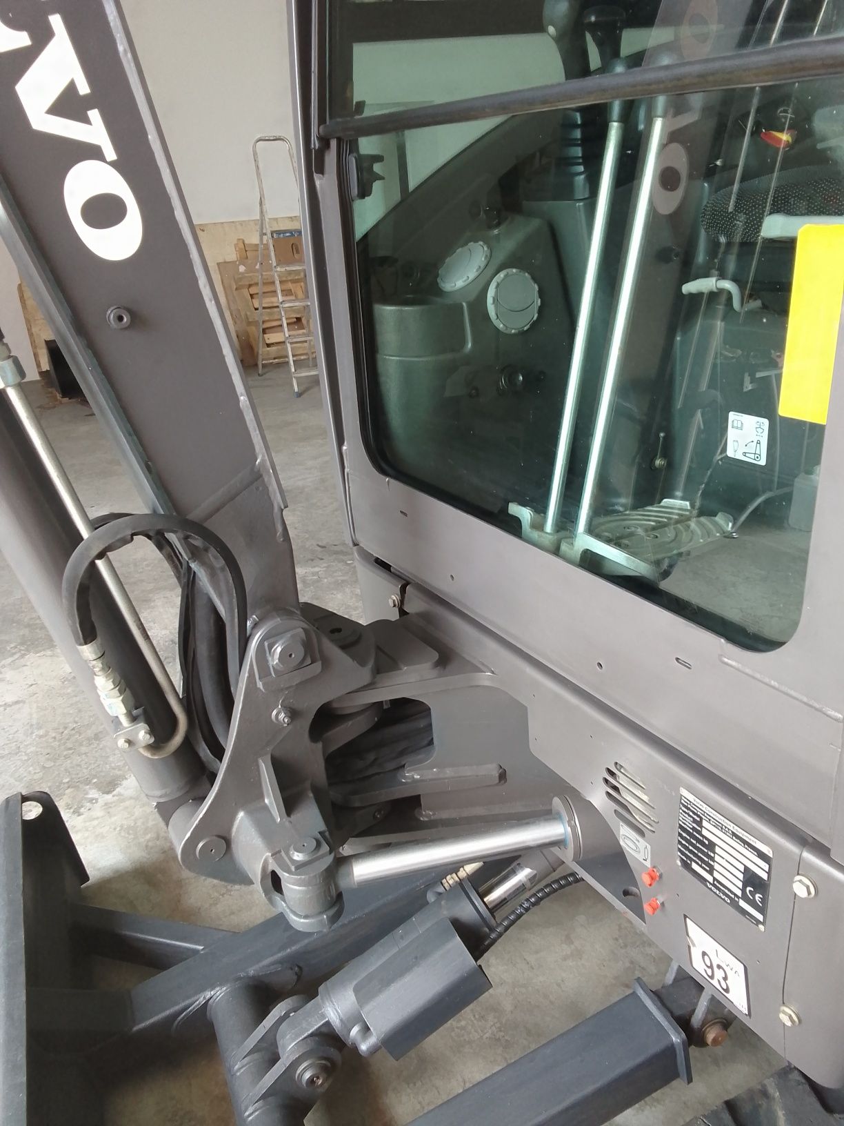 Mini giratória escavadora VOLVO com 2600kg