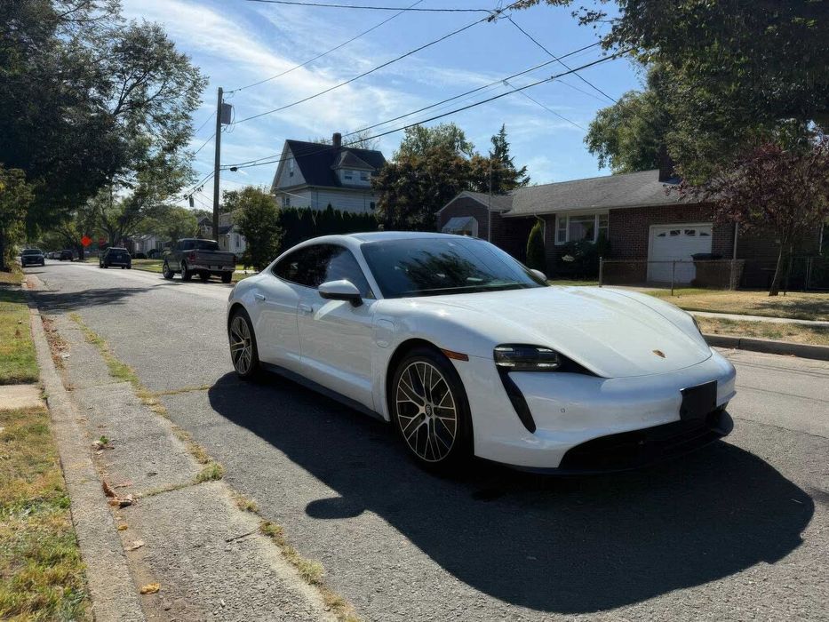 Porsche Taycan      2021