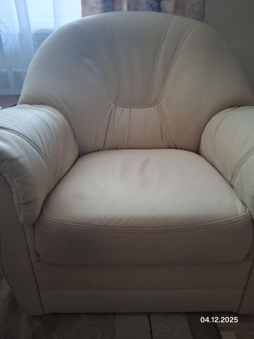 Dwa jasnobeżowe fotele wypoczynkowe