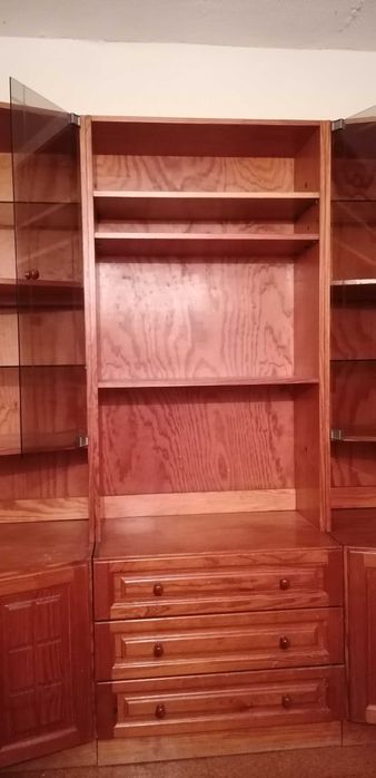 Móvel de sala em pinho com 4 portas em vidro + pequena mesa de apoio